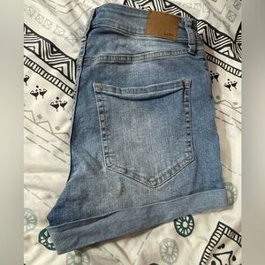 Aeropostale high-rise women’s size 4 light wash jeans shorts
